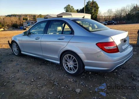 2013 Mercedes-Benz C 250 z USA, uszkodzony, nr VIN WDDGF4HB0DR272145